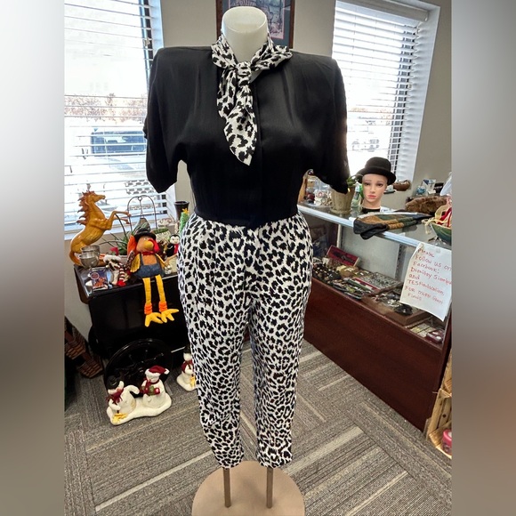 VINTAGE PRAGO Stylish Black and White Jumpsuit! - Picture 2 of 9